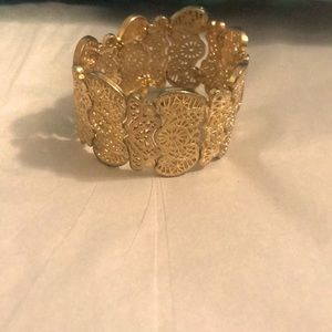 Gold tone lace filigree stretch bracelet